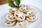 Biscotti di Natale di pastafrolla con marmellata e glassa allo zucchero (gallery) Biscotti di Natale di pastafrolla con marmellata e glassa allo zucchero (gallery)