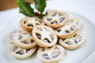 Biscotti di Natale di pastafrolla con marmellata e glassa allo zucchero (gallery)