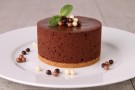 Dolce cheesecake al cioccolato con praline croccanti