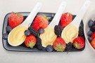 Crema chantilly con frutti di bosco nel cucchiaio Crema chantilly con frutti di bosco nel cucchiaio