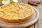 Crostata di mele con marmellata di albicocche Crostata di mele con marmellata di albicocche