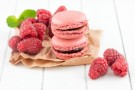 Macarons ai lamponi con ripieno di marmellata alle more