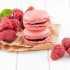 Macarons ai lamponi con ripieno di marmellata alle more