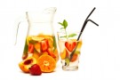 Sangria bianca con spumante e vodka secca Sangria bianca con spumante e vodka secca