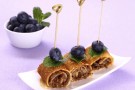 Crepes dolci con miele, frutta secca e mirtilli