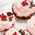 Crostatine al cacao con panna rosa ribes