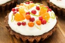 Crostatine integrali con panna e frutta fresca