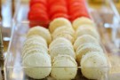 Macarons al cocco farciti con panna montata e scaglie di cocco fresco