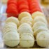 Macarons al cocco farciti con panna montata e scaglie di cocco fresco