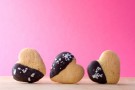 Biscotti a cuore per san Valentino con glassa di cioccolato