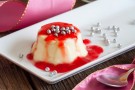 Mousse al latte con sciroppo alle fragole