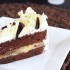 Torta al cacao con panna e scaglie di cioccolato