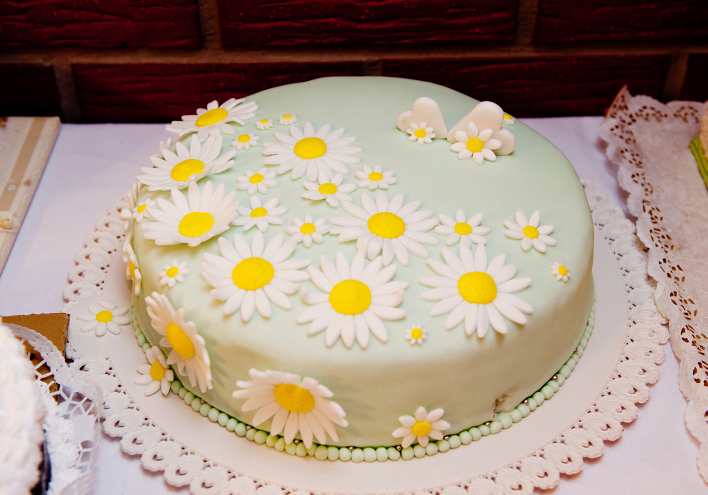 Torta decorata con margherite festa delle donne 