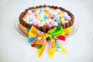 Torta decorata per Pasqua con ovetti colorati