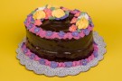 Torta al cioccolato decorata con fiori Torta al cioccolato decorata con fiori