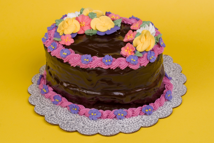 torta al cioccolato decorata con fiori