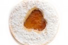 Biscotti di pasta frolla con marmellata di arance e zucchero a velo