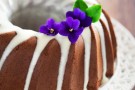 Il ciambellone al cioccolato con glassa alla violetta