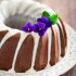 Il ciambellone al cioccolato con glassa alla violetta