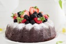 Ciambellone al cioccolato, panna e frutti di bosco