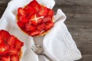 Crostatine di pasta frolla con panna e fragole