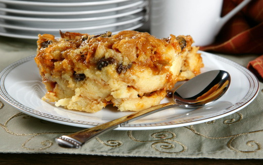 Pudding di colomba con mele ed uvetta