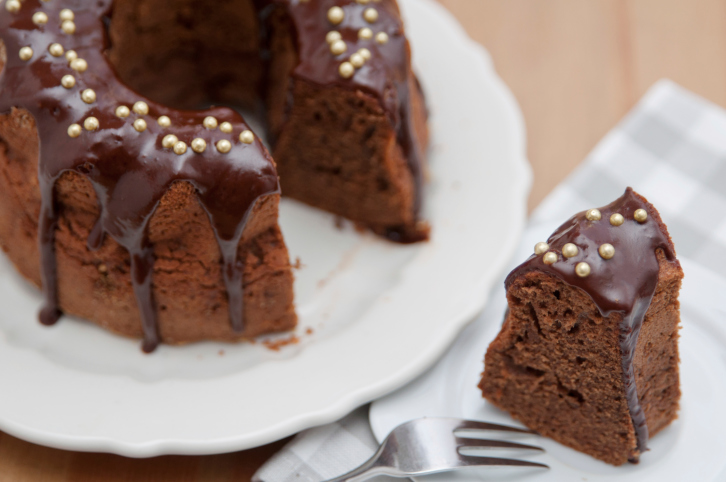 Sponge cake al cioccolato fondente con glassa