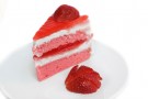 Torta alla fragola con panna montata e fragole