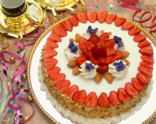 Torta con crema al cioccolato bianco e fragole