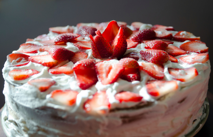 Torta con fragole mascarpone e panna