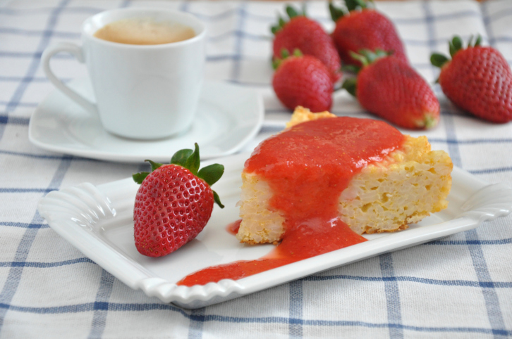 Torta di riso con salsa di fragole