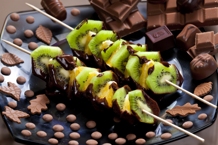Kiwi ed ananas ricoperti di cioccolato