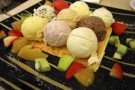 Spiedini di gelato con frutta fresca e crostata all’ananas Spiedini di gelato con frutta fresca e crostata all’ananas