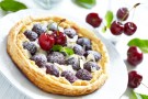 Crostata con ciliegie e crema chantilly