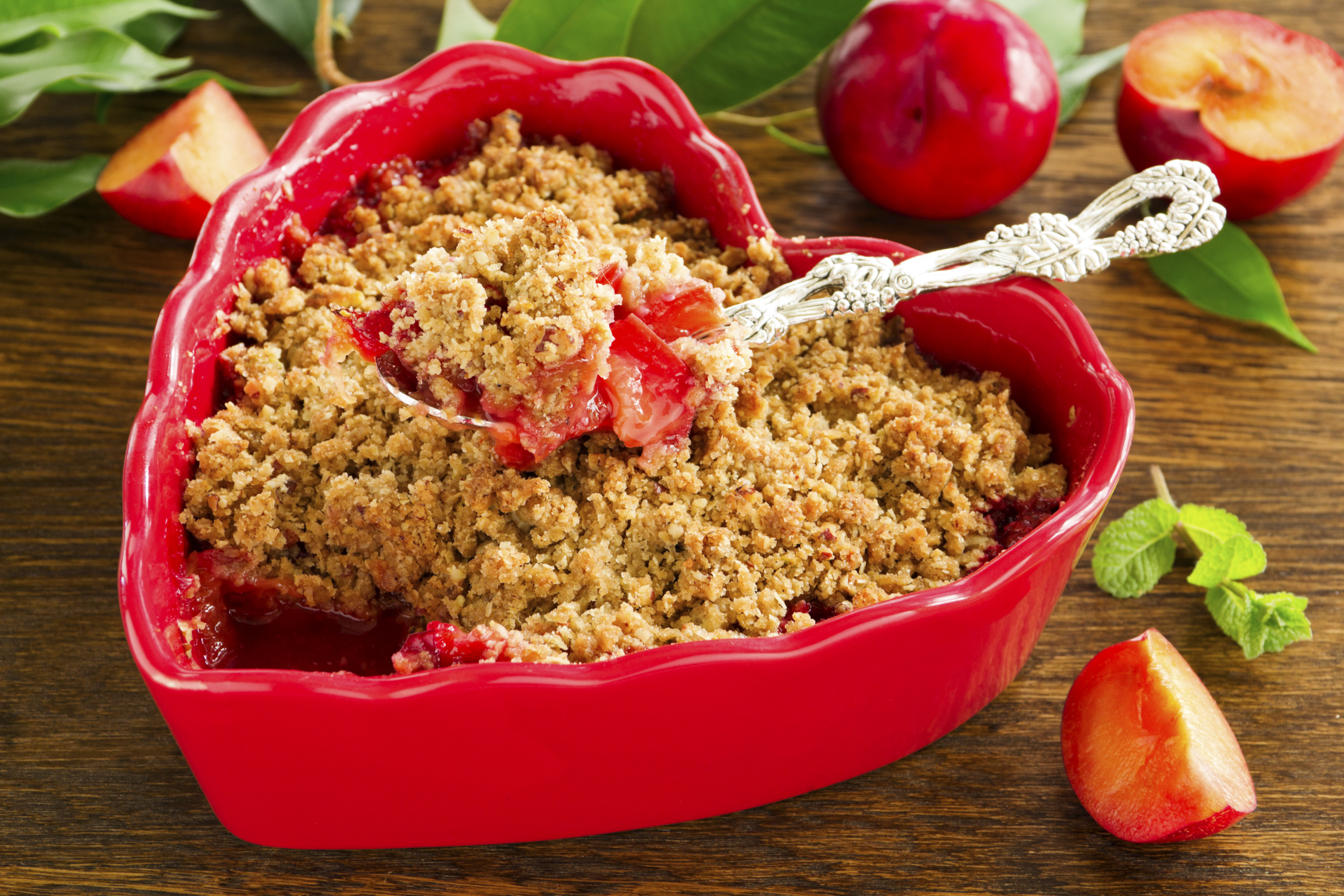 Crumble di susine e nocciole