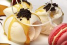 Gelato alla vaniglia con caramello e scaglie di cioccolato Gelato alla vaniglia con caramello e scaglie di cioccolato
