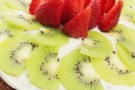 Torta fredda allo yogurt con kiwi e fragole