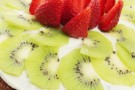Torta fredda allo yogurt con kiwi e fragole Torta fredda allo yogurt con kiwi e fragole