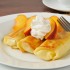 Crepes ripiene di crema con pesche e panna