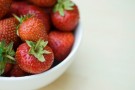 Torta farcita al cioccolato bianco fragole e crema