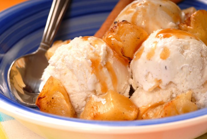 Gelato alla vaniglia con ananas grigliato e caramello