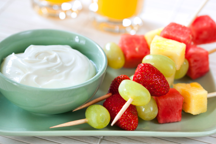Spiedini di frutta con yogurt greco