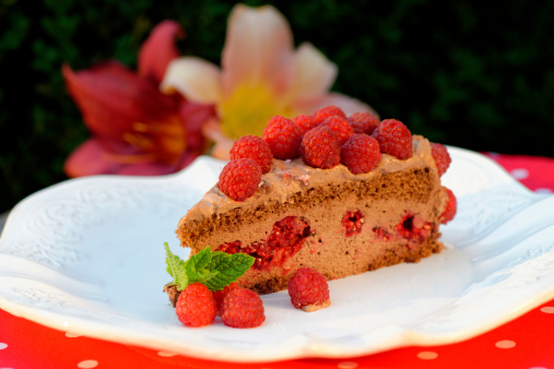 Torta mousse al cioccolato con lamponi