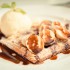 Waffels con gelato, banane e salsa al cioccolato