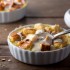 Bread pudding con salsa alla vaniglia e noci