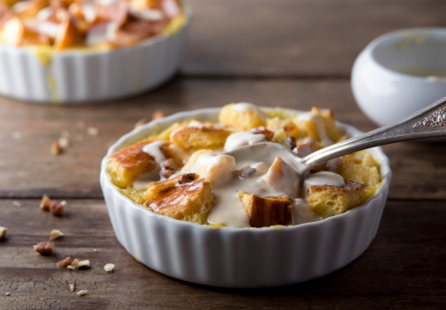 Bread pudding con salsa alla vaniglia e noci