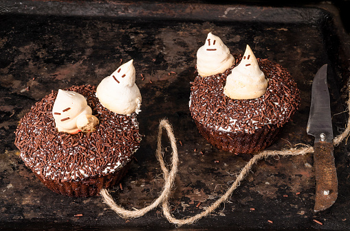 Cupcake alla zucca con fantasmini per Halloween