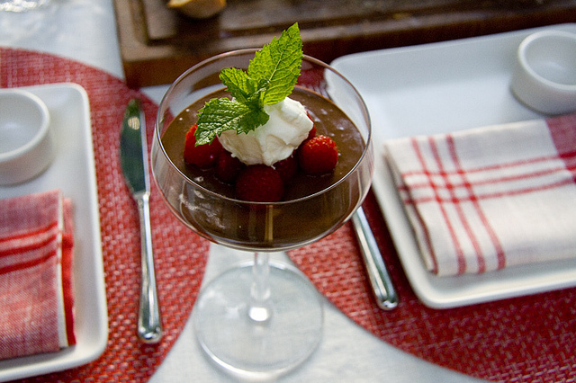 Mousse al cioccolato con granella di biscotto e lamponi 