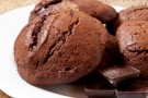 Biscotti screpolati al cioccolato con cuore di Nutella