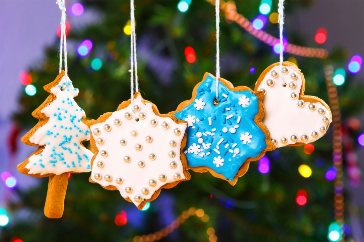 Biscotti natalizi glassati da appendere all'albero